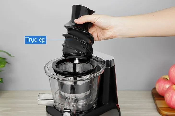 Gắn trục ép vào lưới lọc của máy ép chậm Elmich một cách chắc chắn, quy trình lắp máy ép chậm Elmich