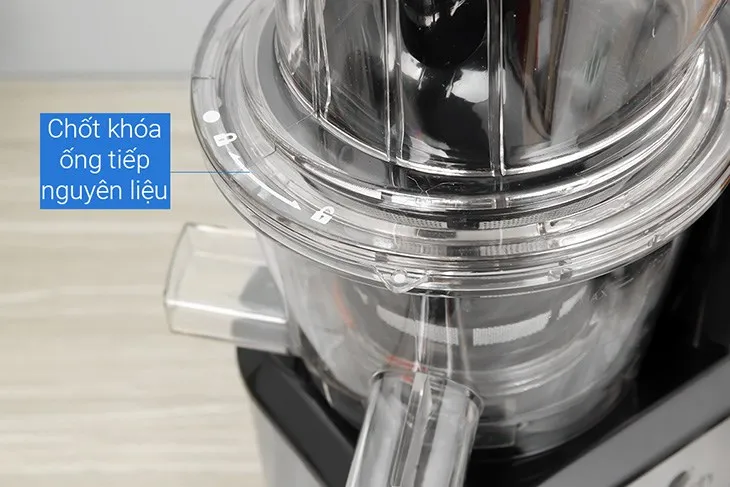 Cố định ống tiếp nguyên liệu vào máy ép chậm Elmich theo ký hiệu ổ khóa, hướng dẫn sử dụng máy ép chậm Elmich