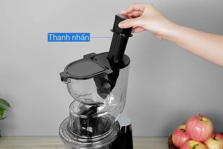 Đặt thanh ấn vào cửa tiếp nguyên liệu của máy ép chậm Elmich, hoàn thành lắp đặt máy ép chậm Elmich