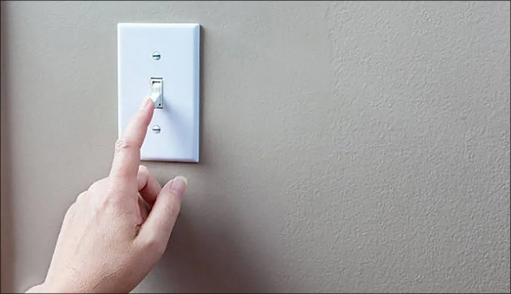 Kích hoạt máy lạnh Sharp thông qua việc bật cầu dao điện riêng biệt của thiết bị.