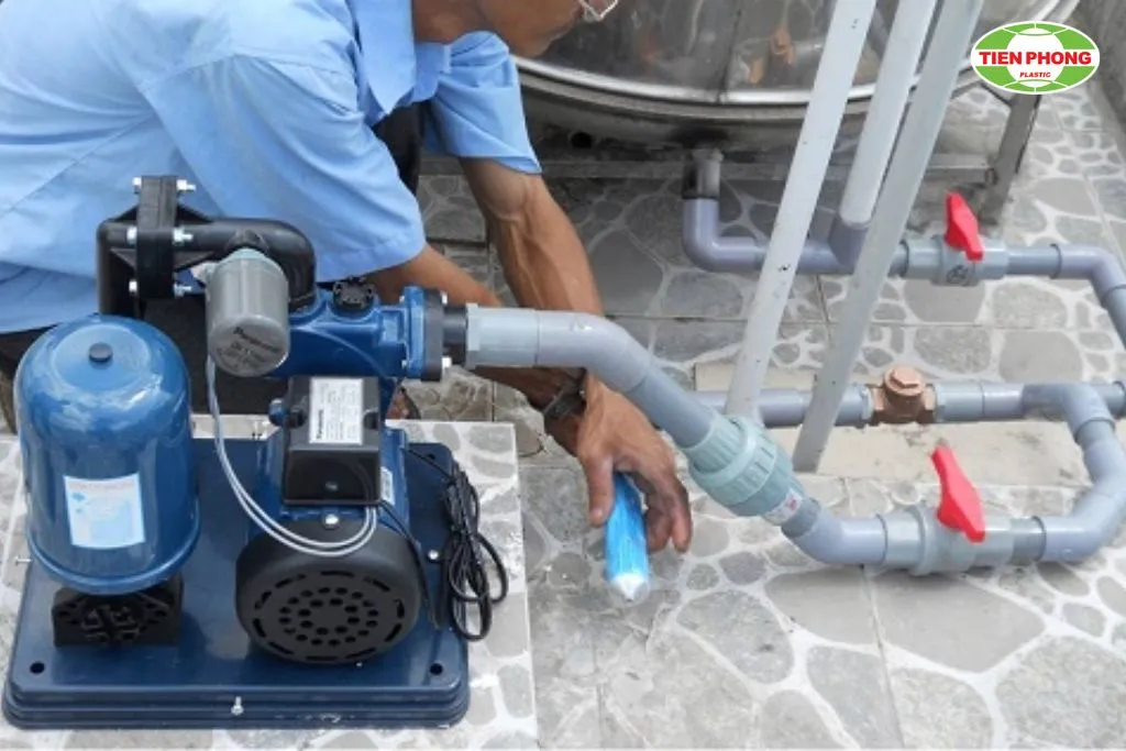 Đặt máy bơm khô ráo trước khi mối nước