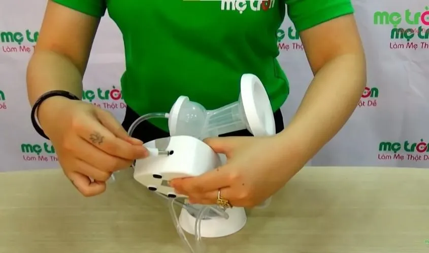 Lắp dây hút vào phần động cơ máy hút sữa điện đơn Gluck