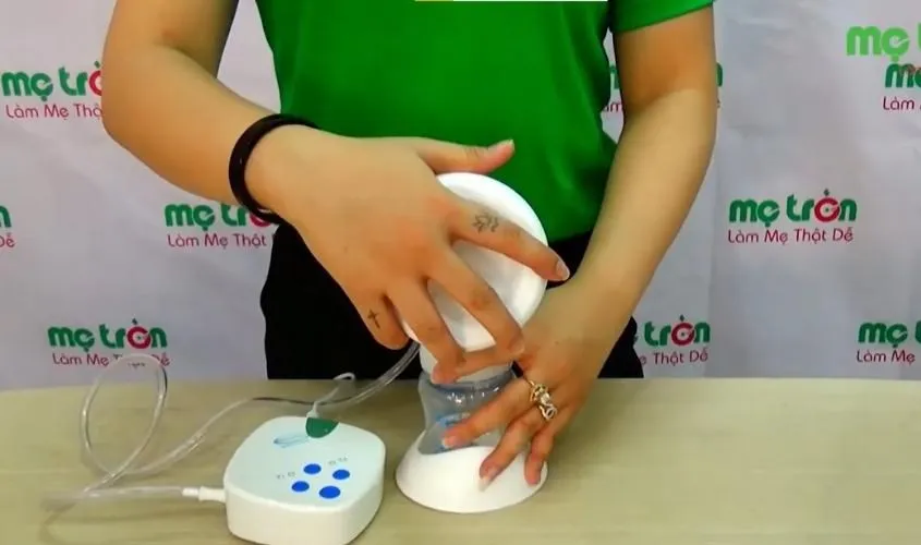 Lắp nắp phễu vào phễu hút máy hút sữa điện đơn Gluck