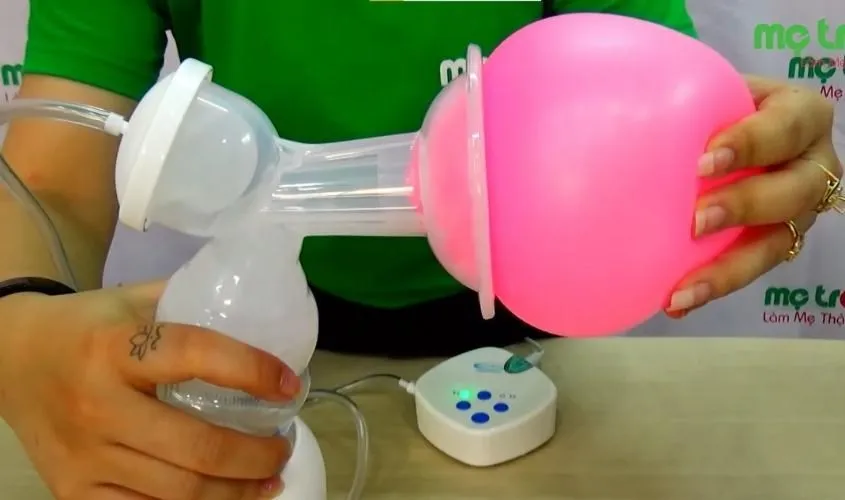 Gắn bình sữa vào cổ hút máy hút sữa điện đơn Gluck