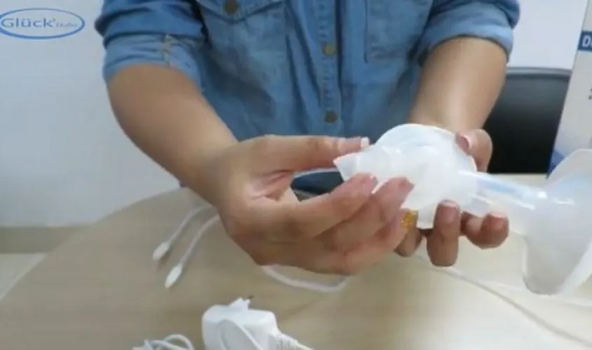 Lắp van chống trào vào cổ hút máy hút sữa điện đơn Gluck