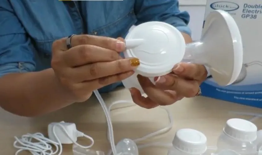 Lắp hai đầu dây hút chân không vào cổ hút của máy hút sữa điện đôi Gluck