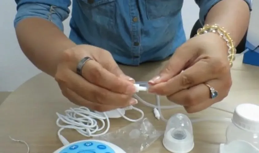 Lắp van chống trào vào hai cổ hút máy hút sữa điện đôi Gluck