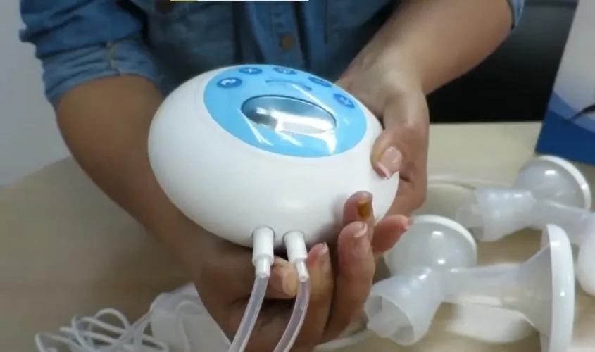 Gắn hai dây hút vào phần động cơ của máy hút sữa Gluck Baby