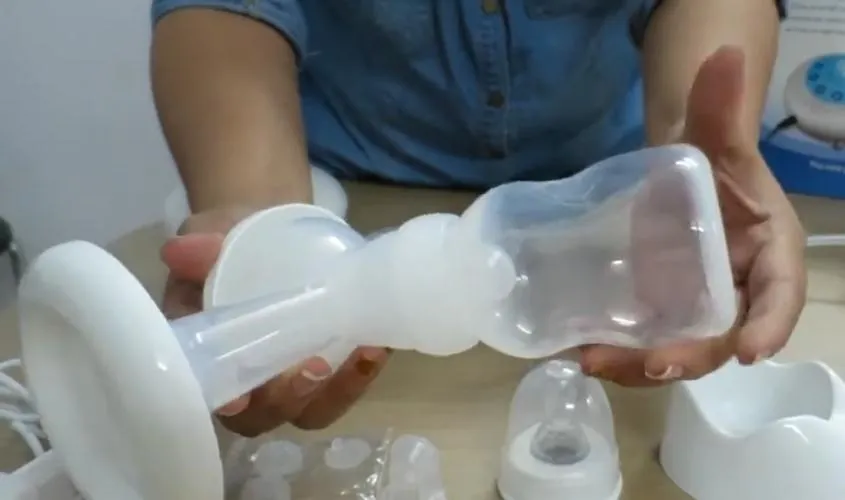 Gắn bình sữa vào hai cổ hút của máy hút sữa điện đôi Gluck