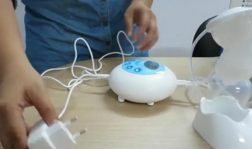 Cắm dây điện vào phần động cơ máy hút sữa điện đôi Gluck