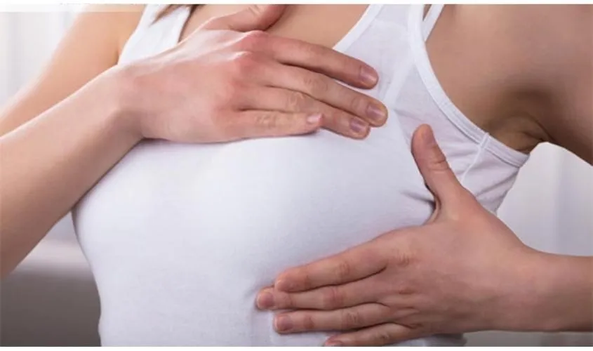 Massage bầu ngực để kích thích sữa về trước khi hút