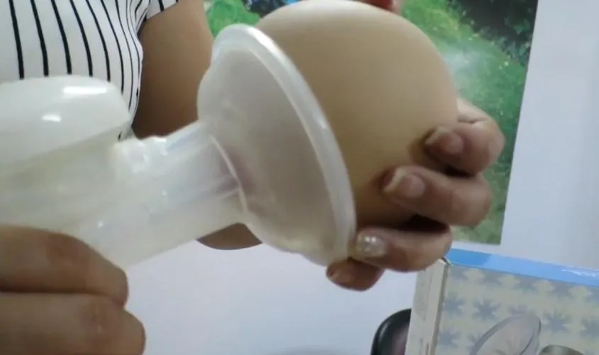 Bóp cần đẩy liên tục để kích thích sữa tiết ra khi sử dụng máy hút sữa Gluck cầm tay