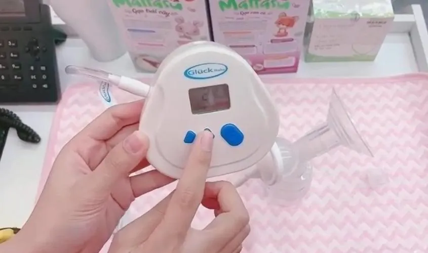 Khởi động và điều chỉnh chế độ hút trên bộ điều khiển máy hút sữa Gluck