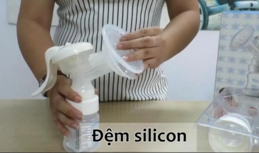 Tiệt trùng bình sữa và các bộ phận máy hút sữa trước khi sử dụng