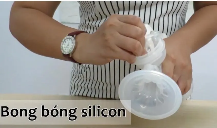 Lắp đệm silicon vào phễu hút của máy hút sữa Gluck