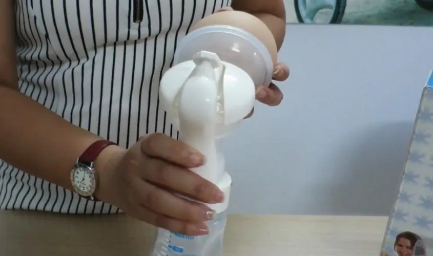 Gắn bình sữa vào thân máy hút sữa cầm tay Gluck hoàn chỉnh