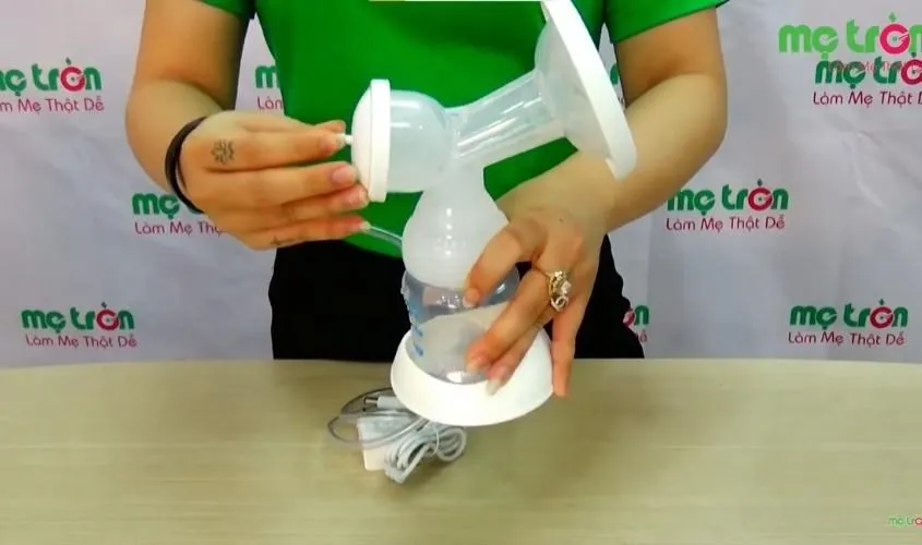 Lắp đầu dây hút chân không vào cổ hút máy hút sữa Gluck