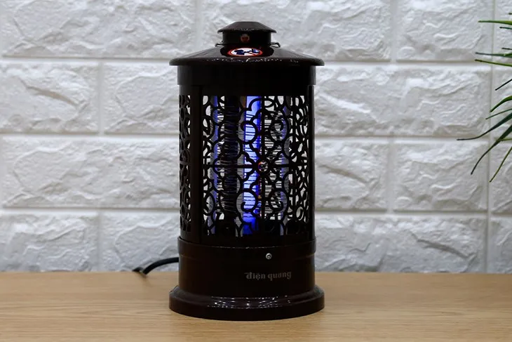 Đặt máy bắt muỗi Điện Quang ĐQ EML03 BR ở độ cao phù hợp để tăng hiệu quả diệt muỗi