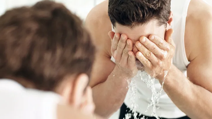 Rửa mặt sạch bằng nước ấm giúp làm mềm râu và mở lỗ chân lông trước khi cạo