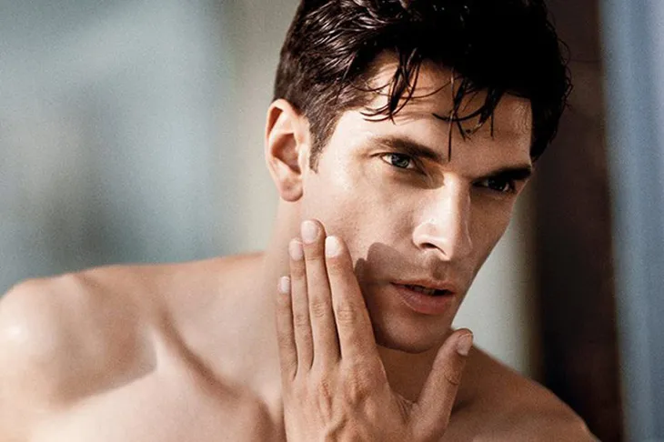 Chăm sóc da sau khi cạo râu bằng cách rửa mặt với nước lạnh và thoa kem dưỡng ẩm