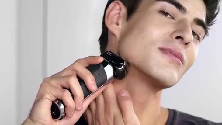 Cạo cẩn thận vùng cổ và hàm, di chuyển máy chậm để tránh tổn thương cho da nhạy cảm