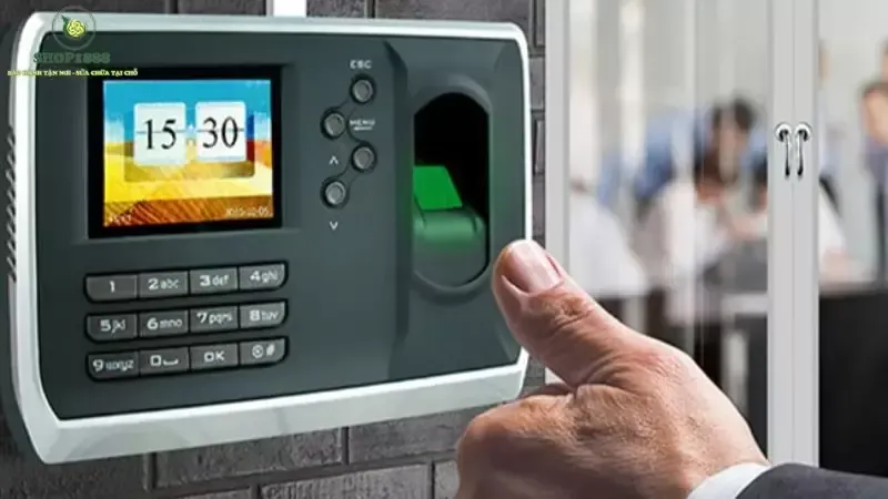 Nhân viên đang thực hiện chấm công bằng vân tay, minh họa cách sử dụng máy chấm công bằng vân tay đơn giản và nhanh chóng hàng ngày.