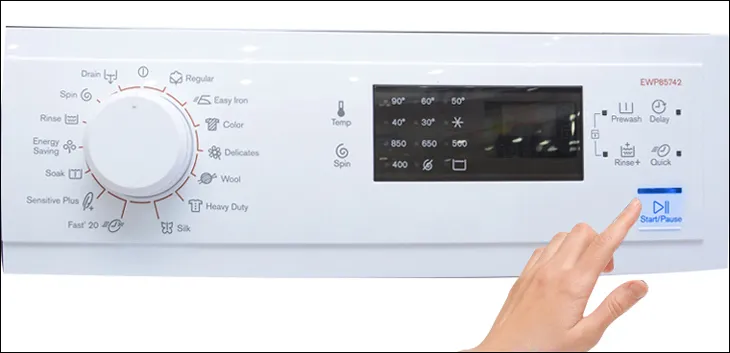 Bảng điều khiển của máy giặt Electrolux, cho phép người dùng lựa chọn chương trình giặt và tùy chỉnh các chức năng theo hướng dẫn sử dụng máy giặt Electrolux
