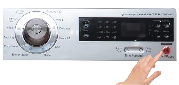 Nút Start/Pause trên máy giặt Electrolux, khởi động hoặc tạm dừng chu trình giặt, một bước quan trọng trong cách sử dụng máy giặt Electrolux đúng quy trình