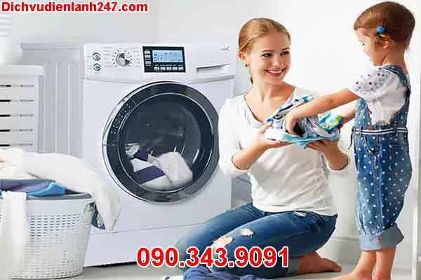 Máy giặt Midea cửa trên đang hoạt động, chu trình giặt đang diễn ra