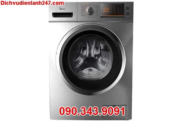 Người phụ nữ đang đọc kỹ hướng dẫn sử dụng máy giặt Midea