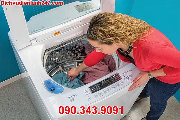 Lồng giặt máy giặt Sanyo cửa trên chứa đầy quần áo