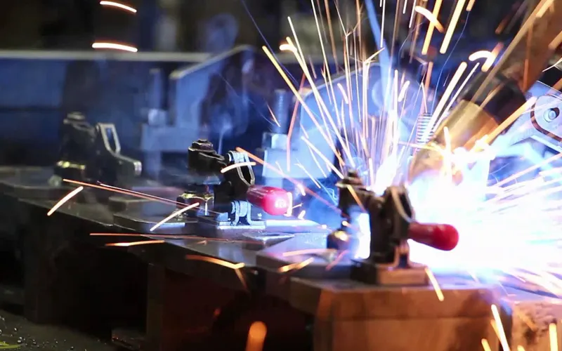 Kiểm Tra Khu Vực Hàn An Toàn Khi Sử Dụng Máy Hàn Điện Tử