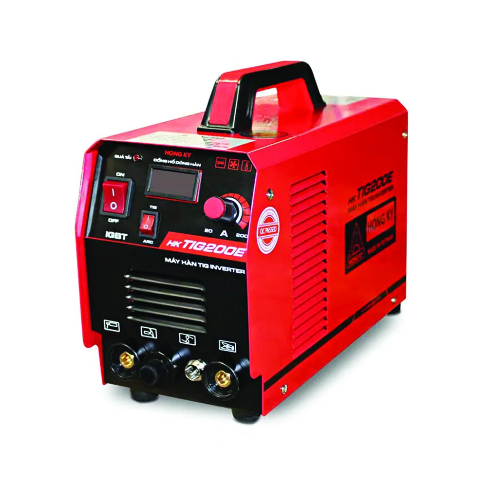 Thợ hàn thực hiện thao tác hàn chuyên nghiệp