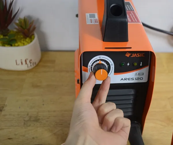 Điều chỉnh núm dòng hàn trên máy hàn Jasic để phù hợp với que hàn