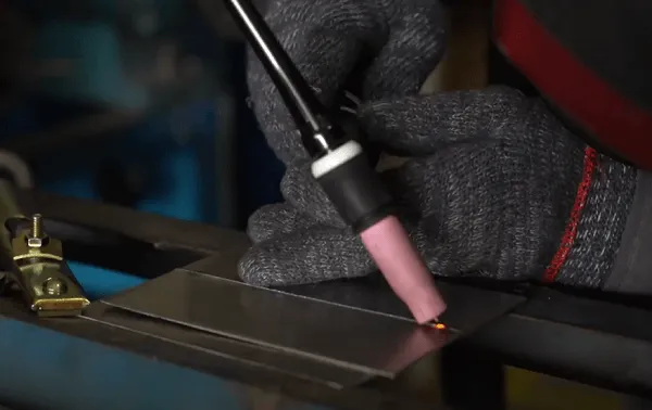 Thực hiện thao tác hàn và điều chỉnh các thông số trên máy hàn Tig Jasic