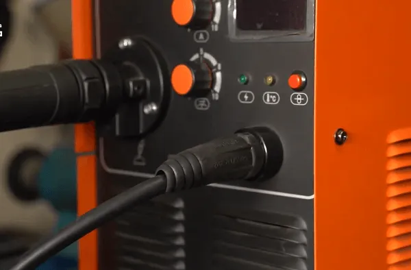 Lắp đặt cuộn dây hàn vào khoang chứa của máy hàn Mig Jasic