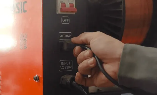 Kết nối dây dẫn khí CO2 và các phụ kiện vào máy hàn Mig Jasic