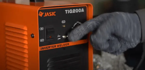 Kích hoạt chế độ hàn Tig trên máy hàn Jasic để bắt đầu quá trình hàn