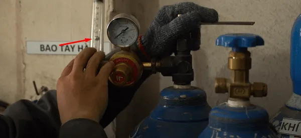 Kết nối an toàn dây dẫn khí Argon với máy hàn Tig Jasic