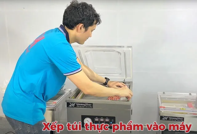 Sắp xếp túi thực phẩm vào khoang máy hút chân không công nghiệp