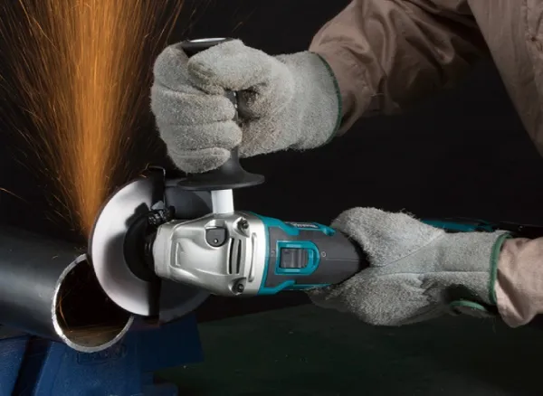 Người thợ đang thực hiện thao tác mài kim loại, minh họa các lưu ý quan trọng để sử dụng máy mài cầm tay an toàn.