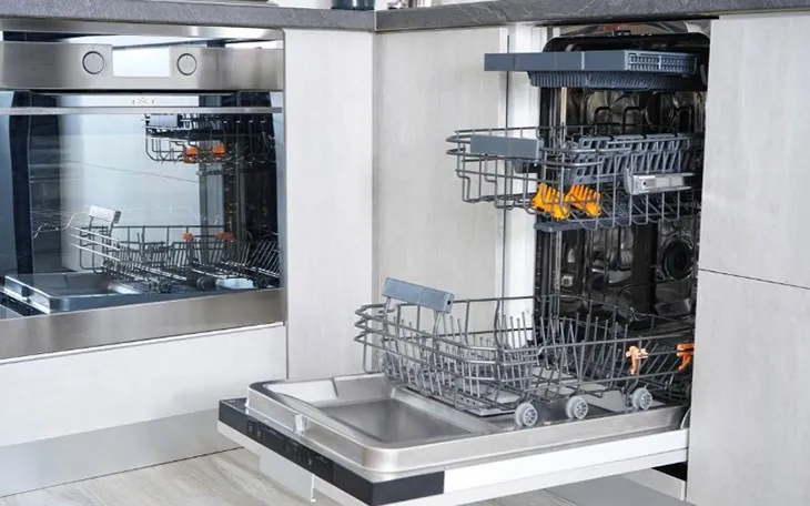 Dựa vào số lượng chén dĩa trong từng lần rửa để điều chỉnh giá để đồ