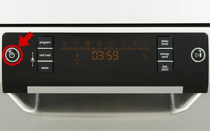 Nhấn nút nguồn để khởi động máy rửa chén
