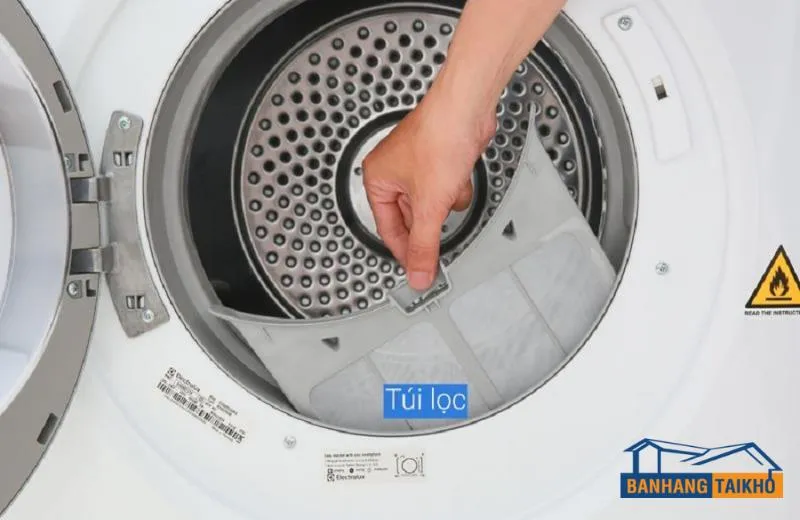 Vệ sinh lưới lọc bụi của máy sấy quần áo Electrolux 7kg định kỳ