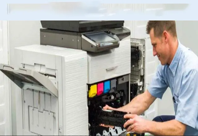 Kỹ thuật viên đang kiểm tra máy photocopy Toshiba bị lệch lề, hướng dẫn cách sửa máy photocopy Toshiba