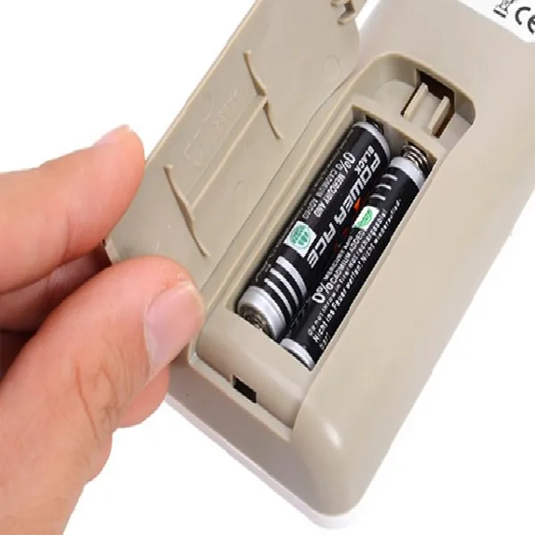 Kiểm tra pin và thay pin mới cho remote máy lạnh LG