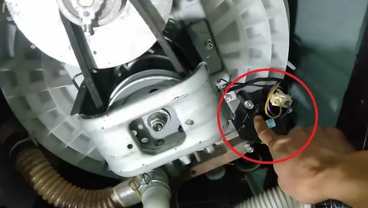 Hình ảnh minh họa vị trí van xả nước máy giặt dưới lồng, cần thiết để hiểu cách sửa van xả nước máy giặt.