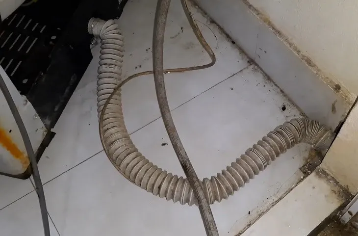 Cặn bẩn gây tắc nghẽn van xả nước máy giặt, một nguyên nhân phổ biến khi tìm cách sửa van xả nước máy giặt.