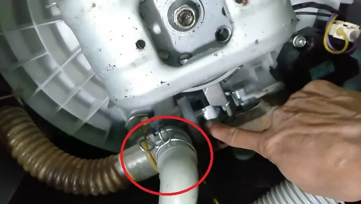 Đường thoát nước máy giặt bị nghẽn, ảnh hưởng đến khả năng xả và cách sửa van xả nước máy giặt hiệu quả.