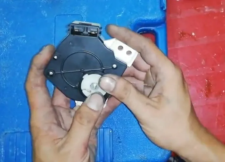 Bo mạch điều khiển van xả nước máy giặt bị hỏng, đòi hỏi kiến thức chuyên sâu về cách sửa van xả nước máy giặt.